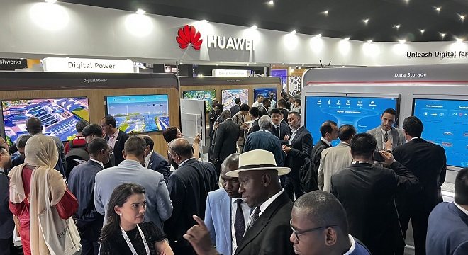 Delegates crowding the Digital Power and Data Storage stations of the Huawei stand